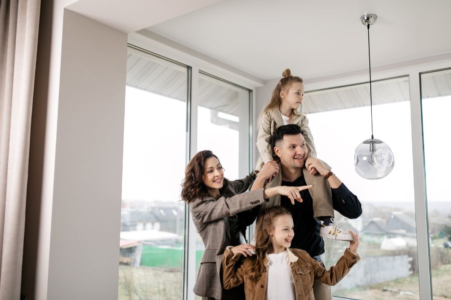 familia recién llegada a su nuevo hogar