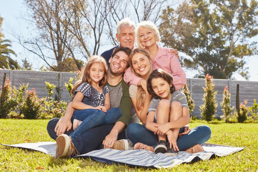 foto familiar en el jardín de una vivienda