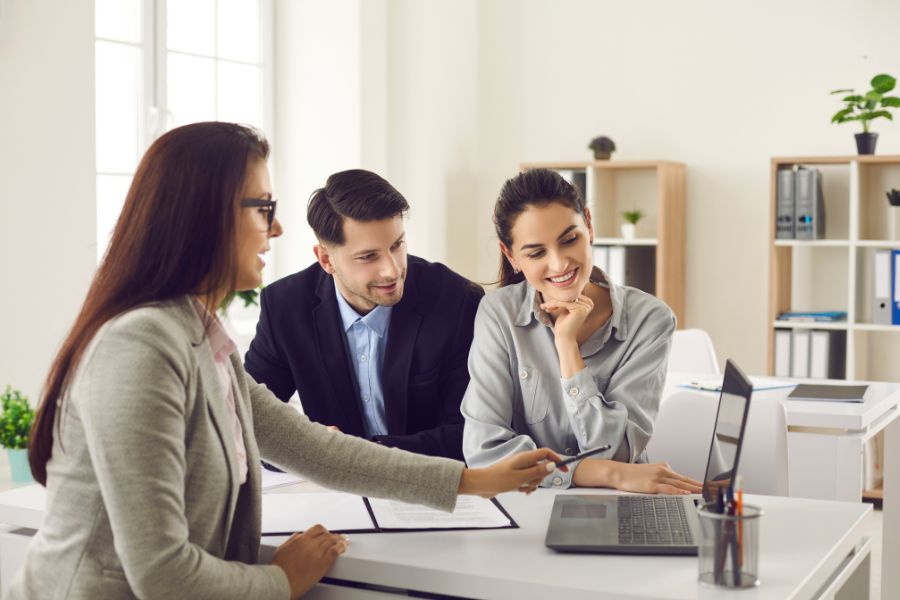 asesora inmobiliaria hablando con clientes