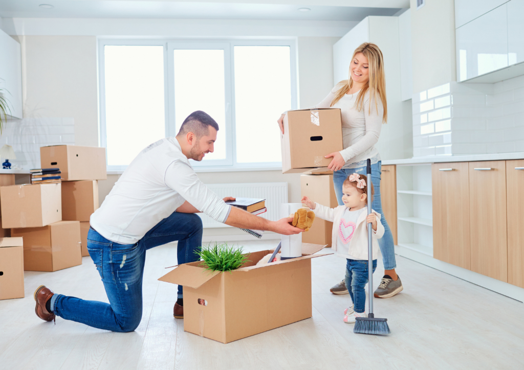 Familia feliz por su compra de un piso en Can Rull