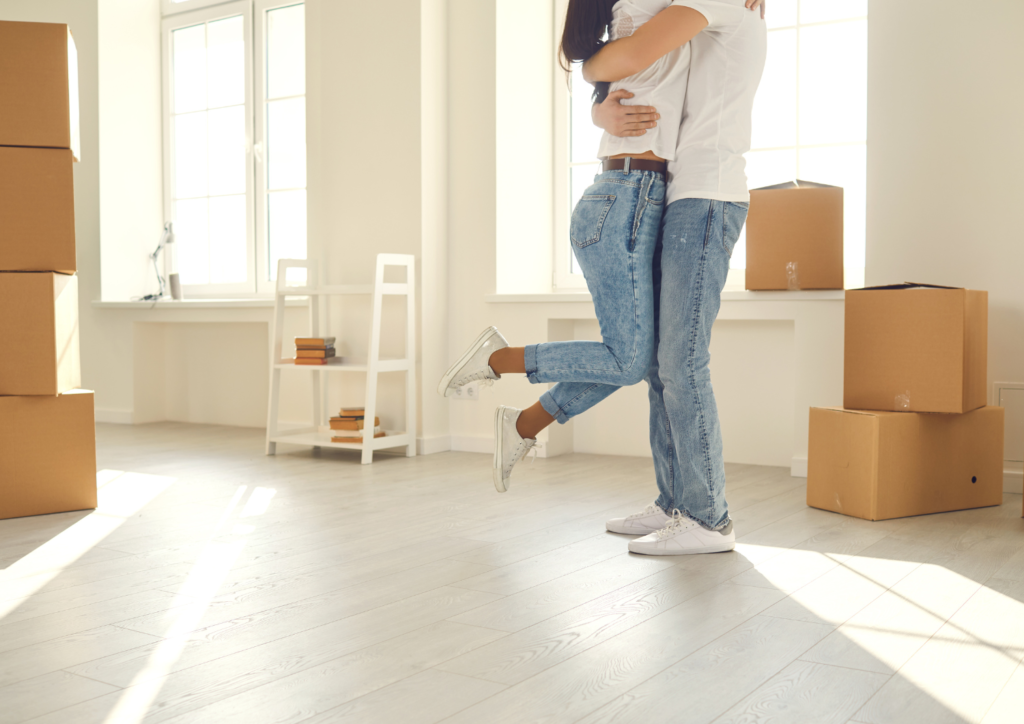 Pareja feliz por su nueva vivienda en can rull