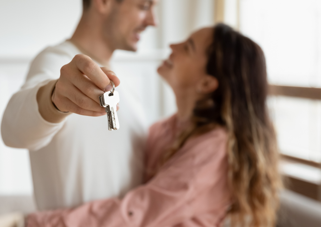 Pareja contenta con las llaves de su nuevo piso en Can Rull