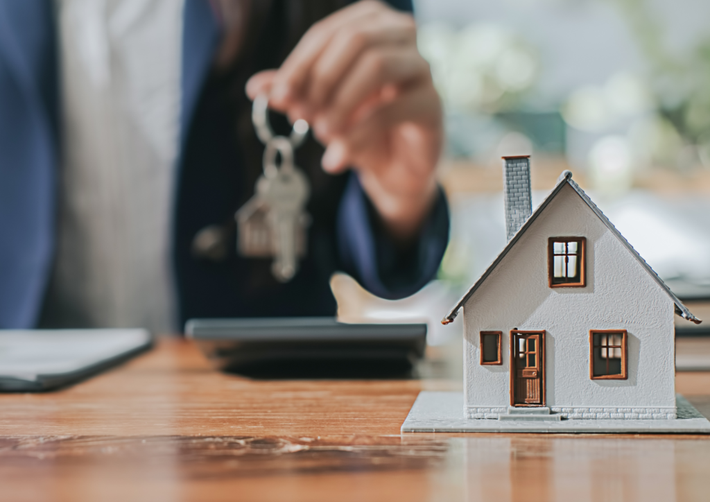 Agente inmobiliario sujetando llaves de casa en Sabadell
